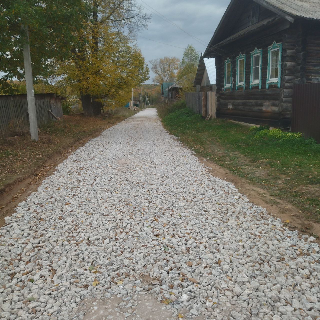 Приобретение щебня с доставкой для отсыпки дорожного полотна по улице в деревне Вожьяк.